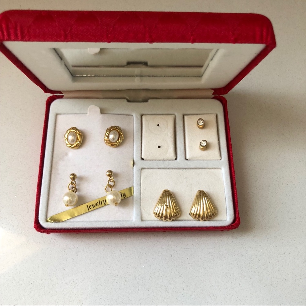 4 Pairs of Gold and Pearl Fashion Earrings